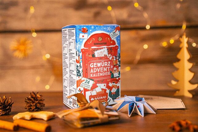 Auf dem Bild ist der aktuelle Gewürzadventkalender von SONNENTOR zu sehen! | © SONNENTOR