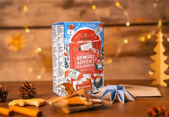 Auf dem Bild ist der aktuelle Gewürzadventkalender von SONNENTOR zu sehen! | © SONNENTOR